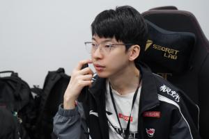 作用不能只在开游戏啊！Hope世界赛把把对线劣势 状态急需调整