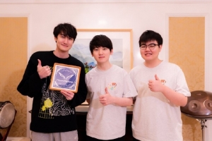 LPL官方晒照：TES为Karsa送上闪电狼非遗剪纸，一起为TES加油