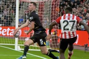 手臂张开不是点球？英超官方：VAR检查认为基恩手臂处于合理位置