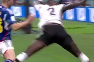 1-0！梅西推射击中横梁弹出，麦卡利斯特跟进抢点破门！