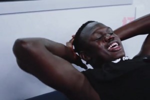 “防守人也不摊手 只是一味的低头吐血”