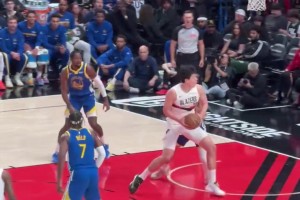 今日首球杨瀚森错位背打顶开波杰！迎着库明加自投自抢补进！