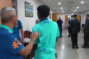 太凶残了小罗踩单车+牛尾巴过人晃得对面老头闪到腰