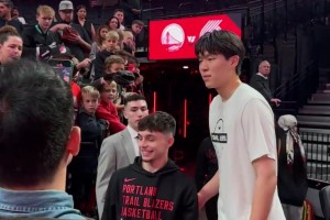 很受大家喜爱啊杨瀚森赛前为热情的开拓者球迷合影、签名~~