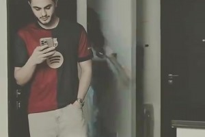 不小心跳高了！名场面：莱奥找队友庆祝，结果……