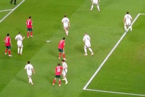 保持状态的秘诀！C罗赛前热身，腿部肌肉的线条清晰可见