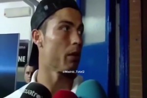 这球可以吹一辈子！门将远射中横梁，弹回来接着凌空远射