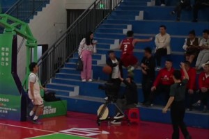 这就完了？普通人和库里单挑，真是毫无体验感的一件事