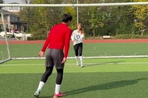 埃托奥被球迷怒喷：他必须滚出去！就是因为他我们现在才没晋级