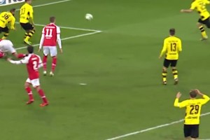 安东尼再秀“圆规”神技，不过这次队友们投来了满意的眼神