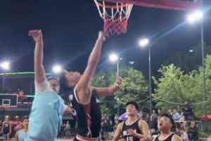 动作真大！一个视频展示这位野球23号老哥 直接惹恼了3人！