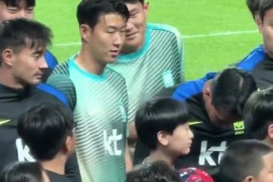 闲庭信步的优雅球王！马拉多纳一己之力撕裂防线集锦！