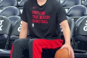 无时无刻不在练习杨瀚森坐在板凳席上，还一直在运球找球感~