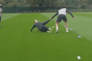 美颜一点也不怜香惜玉！训练赛撞飞女足队员，特里直呼黄牌