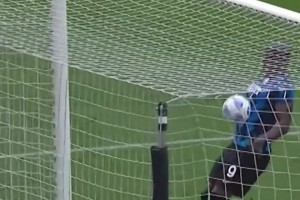 名场面！卢卡库：人在门前站，进球天上来！