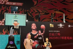 48岁的吉诺比利中国行活动，旁边的女主持人小姐姐有点好看哦！