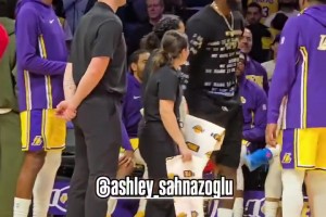 养伤中的詹姆斯今天又坐不住了，拿着球就想投个篮