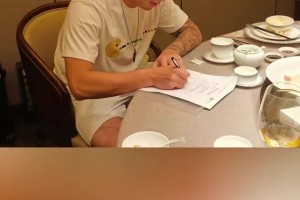 宠粉时刻！克雷桑给球迷们签名，表情认真