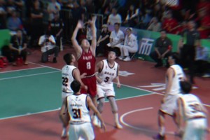 福建晋江8号张鸿基一打五！抢球投篮得分！身法太快了...