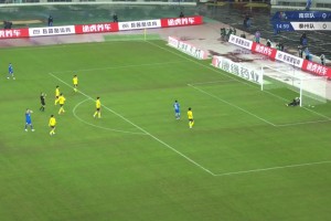 太无私了！苏超南京球员这一下，若是选择打门结果是否会更好？