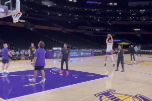 久违了！湖人内线克莱伯赛前进行训练，今天将复出！