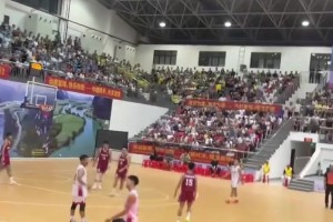 被他装到了！这哥们投的超远压哨三分，确实潇洒啊