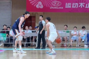 抽象！右边这小子看着傻傻的，以后能打明白NBA吗？
