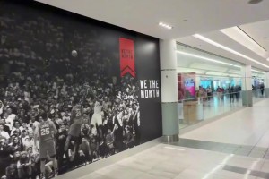 六年了，多伦多的机场墙上依然贴着