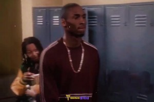 视频拍摄于1995年，17岁的科比略显青涩！