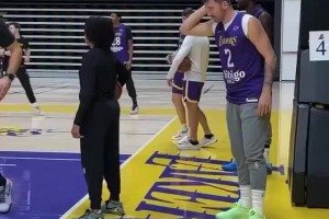 好久不见变老6了？东契奇训练到处偷球 最后被全队嫌弃