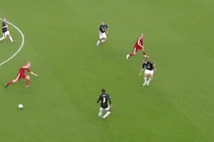 如此苏超怎能不爱！无锡队球员一路猛抢，最后被爆头赢得球权