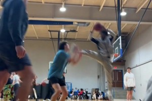 外国野球场惊现佛山无影脚，难道功夫篮球真的有搞头？