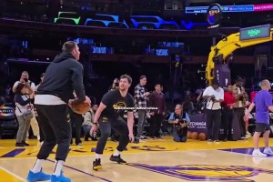 东契奇投篮热身调戏训练师：来防我呀！然后调高弧度命中三分