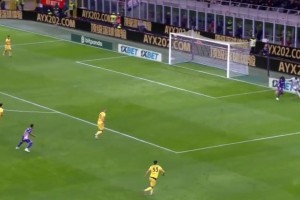 麦尼昂这脚下技术简直出神入化！甚至都没有后卫觉得自己需要去帮