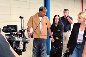 形影不离！亚马尔带女友现身国王联赛，球迷担心小孩哥被榨干