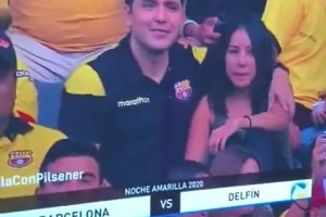 坏了！南美比赛中一对球迷正在亲吻，发现被大屏幕拍到立马停下！