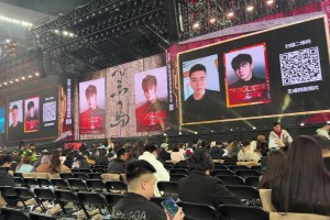 不对啊，这是李荣浩演唱会啊，也用上《橘颂色的火焰》暖场了