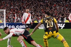 倒地还能继续控球！在河床的马斯坦托诺摔倒是这样的