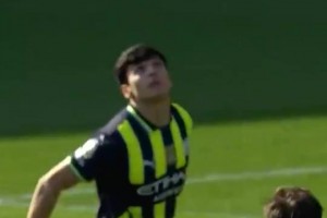 太狠了这球！胡桑诺夫：这就是英超的对抗吗？大哥们轻一点撞