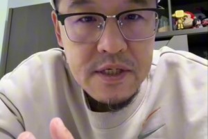 解说依力谈周鹏肘击对手：这是非常恶劣，违反体育道德精神的动作