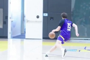 “比卢普斯在开拓者训练结束后祝贺卡马拉、夏普完成续约”