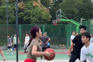 有一说一，红裤子小姐姐的虚晃突破真的有点东西