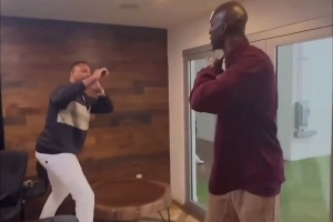 两个活宝皮尔斯和加内特切磋武艺