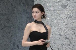 美女主播金佳悦一身黑色露肩裙：好女人得到名声 坏女人得到一切