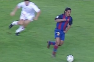 足球精灵逆天脚法！小罗盘带“八百里外”一炮解决！