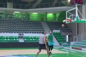 这天赋谁顶得住啊？16岁的文班在训练中，可以随便单吃戈贝尔